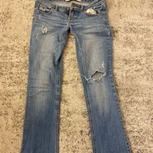 low waist bootcut jeans - säljer mina hollister bootcut jeans eftersom de är för små. Storlek W24 L33 och sitter som xs. De har ett litet hål vid skrevet(sista bilden) men inget som syns när man har dem på sig och som enkelt går att laga💗  skriv för mått eller fler bilder