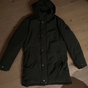 Hollies parka  - Grön Hollies parka i mycket fint skick  Storlek 52 vilket motvsvarar M