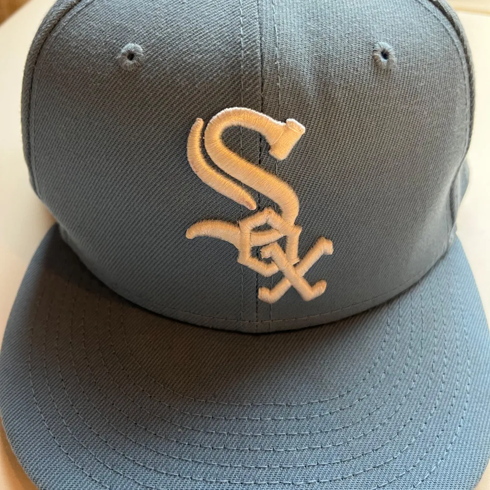 Säljer en keps från New Era med Chicago White Sox Authentic On-Field 59Fifty. Kepsen är i blått med vit logotyp. Den är i mycket bra skick!. Accessoarer.