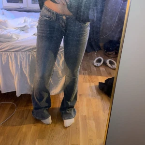Blå jeans från True Religion - Snygga blå jeans från True Religion med låg midja och bootcut.! Slutsålda! Fick i födelsedagspresent för tre veckor sedan, inte använda utomhus, enbart provade några gånger inomhus, och säljer pga att dom inte är min stil tyvärr! Men dom sitter verkligen jättesnyggt och väldigt bra i längden! Storlek W26❤️