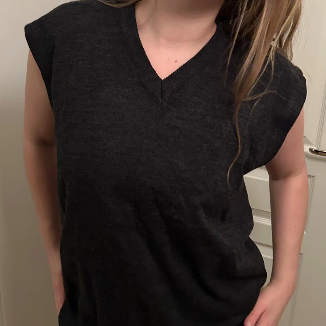 Mörkgrå stickad väst