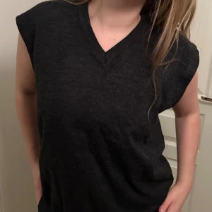 Mörkgrå stickad väst - Mörkgrå stickad väst köpt i vintagebutik 