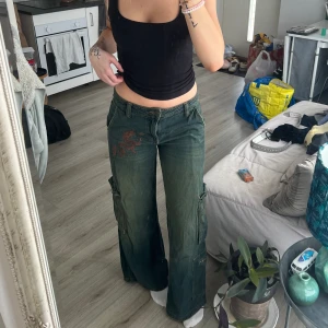 Jenas - Low waist breda jeans ifrån Urban Outfitters i storlek S. Byxorna är knappt använda, och skicket är som nytt. Kontakta mig för fler bilder eller frågor.