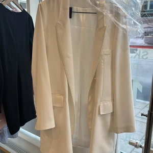 Zara blazer - Med pärlor