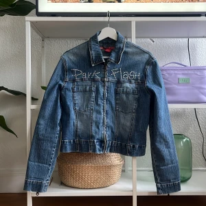 Jeansjacka dragkedja - Jeansjacka med dragkedja. Lätt figursydd och skulle säga att den passar strl34-38. Jag har storlek 36 och den satt perfekt på mig! 