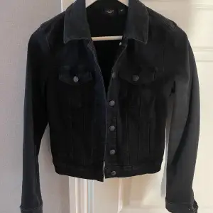 Snygg svart jeansjacka från Vero Moda i storlek XS