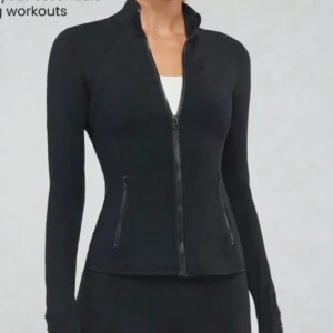 Svart tränings zip - Svart jacka med dragkedja framtill och två fickor på sidorna. Jackan har en smal passform och är tillverkad i ett mjukt och stretchigt material. Från Glowmode. Storlek s. I super bra skick. Skriv för fler bilder. Nypris 309kr