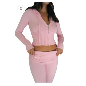 Rosa mjukisset  - Säljer detta rosa mjukisset. ❌Vet inte vart de är ifrån då jag fått produkten i present❌ Därav pris. Väldigt likt settet från Catania dock. Storlek M. Koftan använd en gång, byxorna endast testade. 