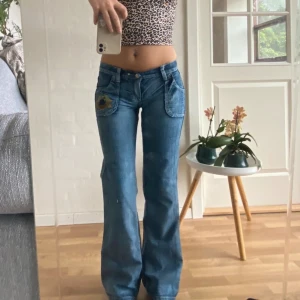 Lågmidjade jeans - Jättefina unika lågmidjade jeans som går att vända ut och in för två olika looks, säljer då de var för små, bilder från tidigare ägare. Om ni undrar över något tveka inte att fråga<3
