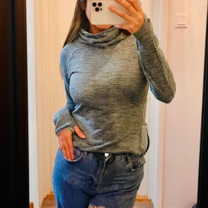  polotröja från Nike - Säljer en grå randig polotröja från Nike i mycket bra skick. Tröjan är långärmad och har en bekväm passform, perfekt för kyliga dagar. Den är tillverkad i ett mjukt och stretchigt material som gör den skön att bära. Perfekt för både vardag och träning!