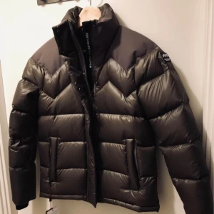 Mountain Works women’s Core Down Parka - Säljers pga fel storlek.  En tuff vinterparkas i dun med vattentätt strechtyg på krage och axlar. Fylld med högkvalitativ mix av ankdun för bekväm värme. Fickor fordrade med mjuk borstad polytricot för att hålla händerna varma och mysiga.   https://www.outnorth.se/mountain-works/women-s-core-down-parka?gclid=EAIaIQobChMIorXBuOTP9AIVIJBoCR1SVANpEAQYASABEgKcYPD_BwE#Walnut