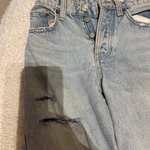 Jeans!! - Jättesnygga unika jeans med egengjorda hål i och egengjord stjärna där bak. För små för mig och därav är de knappt använda. Uppklippa vid ankeln. Midwaist. Hör av dig vid frågor eller fler bilder! 🥰