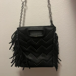 Maje väska - Skitsnygg liten maje väska, perfekt till fest! Båda banden ingår 🥰