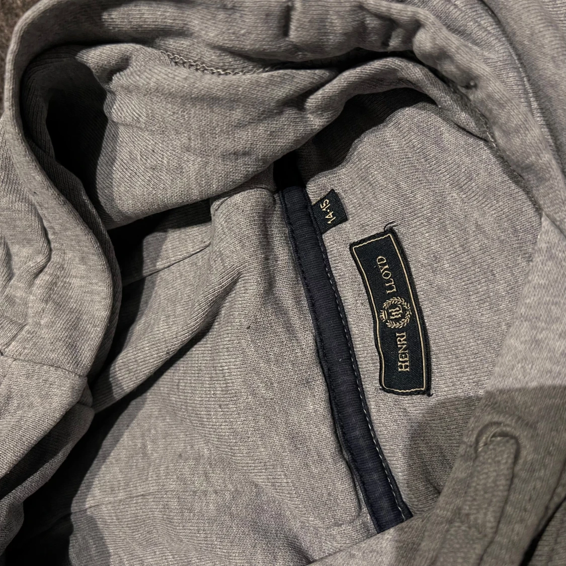 Grå hoodie från Henri Lloyd - 90