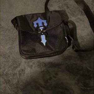 Trapstar väska  - Har bara släppts en gång, och är som helt ny. Pris kan diskuteras 