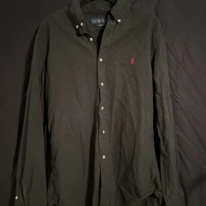 Ralph Lauren skjorta  - Tjena! Nu säljer vi den här as feta skjortan från Ralph Lauren! Bara att höra av er vid minsta fundering!