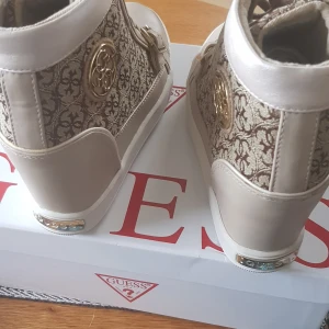 Skor Guess - Jag säljer mina fina ett par snygg Guess skor använd  1 gång, ej smutsig ingå skador , Storlek 36 vid köp medföljer box,  Hör gärna av dig vid intresse,,,,,,,