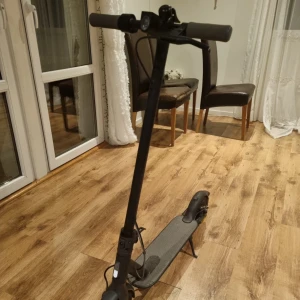 El sparkcykel - El sparkcykel köpt på Elgiganten för två år sedan. Använd väldigt försiktigt. Lite skador bak på reflexen (kan byta).  Kan postas! Kan också hämtas upp, vid upphämtning kan bara Swish tas emot. 