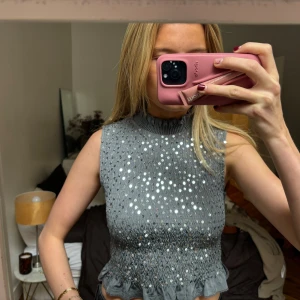 Festtopp - Sååå fin topp!! Älskar den!! Från Sandro och har endast kommit tillstånd ett fåtal gånger. Nypris 2000🥰