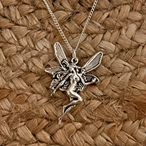 Silverhalsband med älvberlock - Säljer ett fint silverhalsband med en detaljerad älvberlock. Kedjan är tunn och elegant, perfekt för både vardag och fest. Berlocken har vackra detaljer som ger en magisk känsla. Låset är ett klassiskt klolås som är lätt att använda. Perfekt present till någon speciell eller för att skämma bort dig själv! ✨