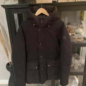 Woolrich Dunjacka - Säljer en varm Woolrich jacka i strl M med dun foder. Använd en säsong men är en aningen för stor för mig. Annars riktigt skön och varm +många fickor 🙌