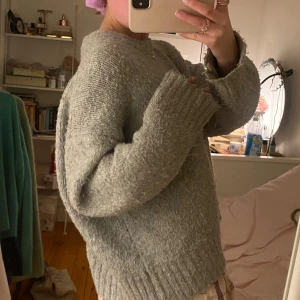 Efterfrågad zara tröja - Super fin grå stickad tröja från zara, som är lite ruffad. Super cool och varm!