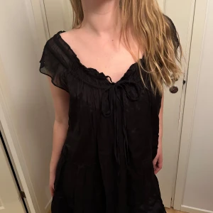 Klänning - Klänning med volanger, helt oanvänd. 