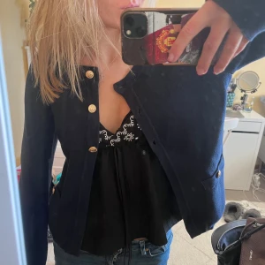 Mörkblå kofta med guldknappar - Säljer en snygg mörkblå kofta med guldknappar. Koftan har tjockare material och passar även som tunn jacka under sommaren💓