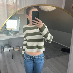 Söt tröja - Ganska bra skick. Använd mycket förr men inte på det senaste därav säljer jag den.🎀