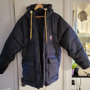 Fjällräven. Dunjacka. XL - Populär och mycket lätt och bekväm vinterjacka i skick 10/10. Finns i Bromma. Kan eventuellt levereras av mig.
