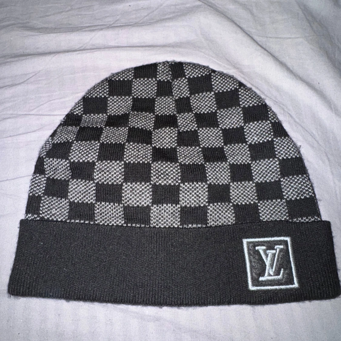 Svart och grå rutig mössa