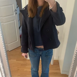 Blazer Jacka - Säljer min blazer(kort kappa). Den är använd en säsong därmed hyfsat skick. Den har spruckit i fodret på ryggen men det är ihopsytt och icke synligt.