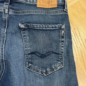 Replay jeans ”Thad”  - Säljer ett par Replay jeans av modell ”Thad”. Juniorstorlek 12-14 år. Ord.pris 799:- säljes för 250:-