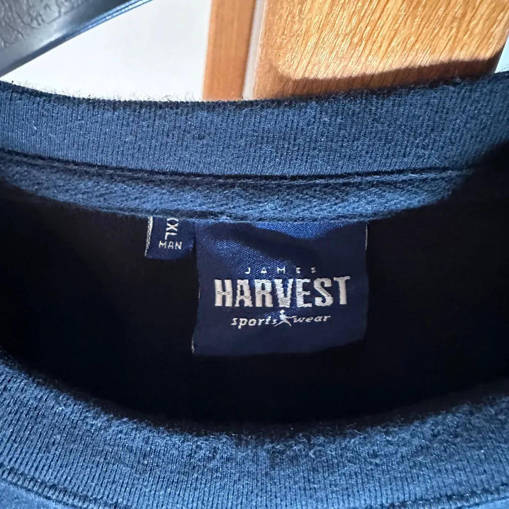 Okej skick. Pga ljussättning så blev färgen lite off. Tröjan är mörkblå som sista bilden visar. Skriv ett meddelande om du vill se mer! Funkar som oversize på en L eller baggy på en M. Bilderna är mina och jag har bara tagit bort bakgrunden. . Neuletakit & Villapaidat.