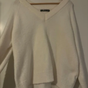 Vit stickad tröja från FB Sister - Mysig vit stickad tröja från FB Sister i storlek M. Den har en v-ringad hals och långa ärmar, perfekt för kyliga dagar. Tröjan har använts ett fåtal gånger och är fortfarande i fint skick! Super bekväm!