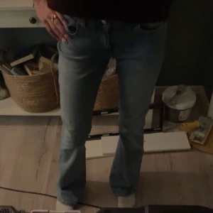 ljus blåa low waist jeans  - low waist bootcut jeans från lager 157! defekter nere vid benen! S/Full length  