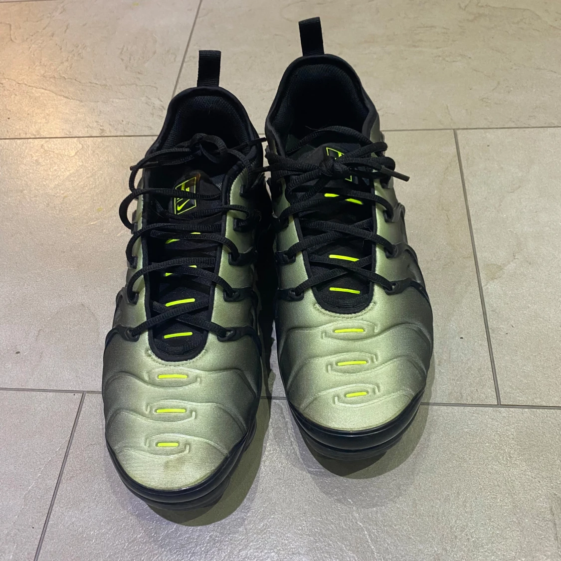 Nike Air Vapormax Plus i svart och grön - 93