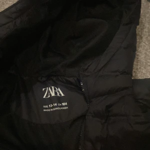 Zara väst  - En Zara väst helt ny inte använd än.Jätte fin på och ganska varm.