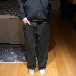 Baggy Jeans M W30 Svart - Säljer ett par superfina Baggy W30 M, Jeans från märket Valient som är köpta på Carlings. Byxorna är i toppskick då de knappt är användna. Passformen är likadan som polar big boys, det vet jag då jag har haft 2 par. Nypris 699kr,  pris kan diskuteras 