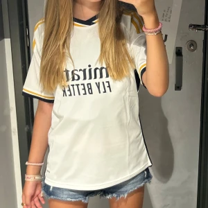 Jättefin real Madrid tröja😻 - Har använt bara några få gånger oxhr i väldigt bra skick. Kostade 500 från början när jag köpte den så säljer den för 250💕