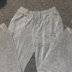 Juicy couture  - Säljer dessa juciy för dom e lite förstora för mig och inte min smak på färg, andvänt dom 2 gånger. Ny skick Dom e som storlek S. Pris kan diskuteras.