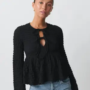 Gina tricots ”boho top” i svart. Aldrig används, endast testad i butik. Köpt för 399❤️