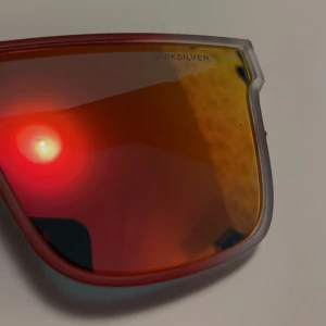 Solglasögon från Quiksilver - Solglasögon från Quicksilver i ny skick, helt oanvända. Medföljande förvaringspåse från quicksilver. Säljer pga fel beställning🫠perfekta för alla raggare👌