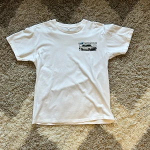 Vit t-shirt med Volvo-motiv - En Vit t-shirt med Volvo 240 intercooler på. Storlek är L 