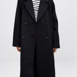 Oversized Kappa Svart - Oanvänd och därav ingen bild på mig i denna. Relaxed fit med ullblandning och dubbelknäppdesign. En ficka på vardera sida. Köptes 1399:- 