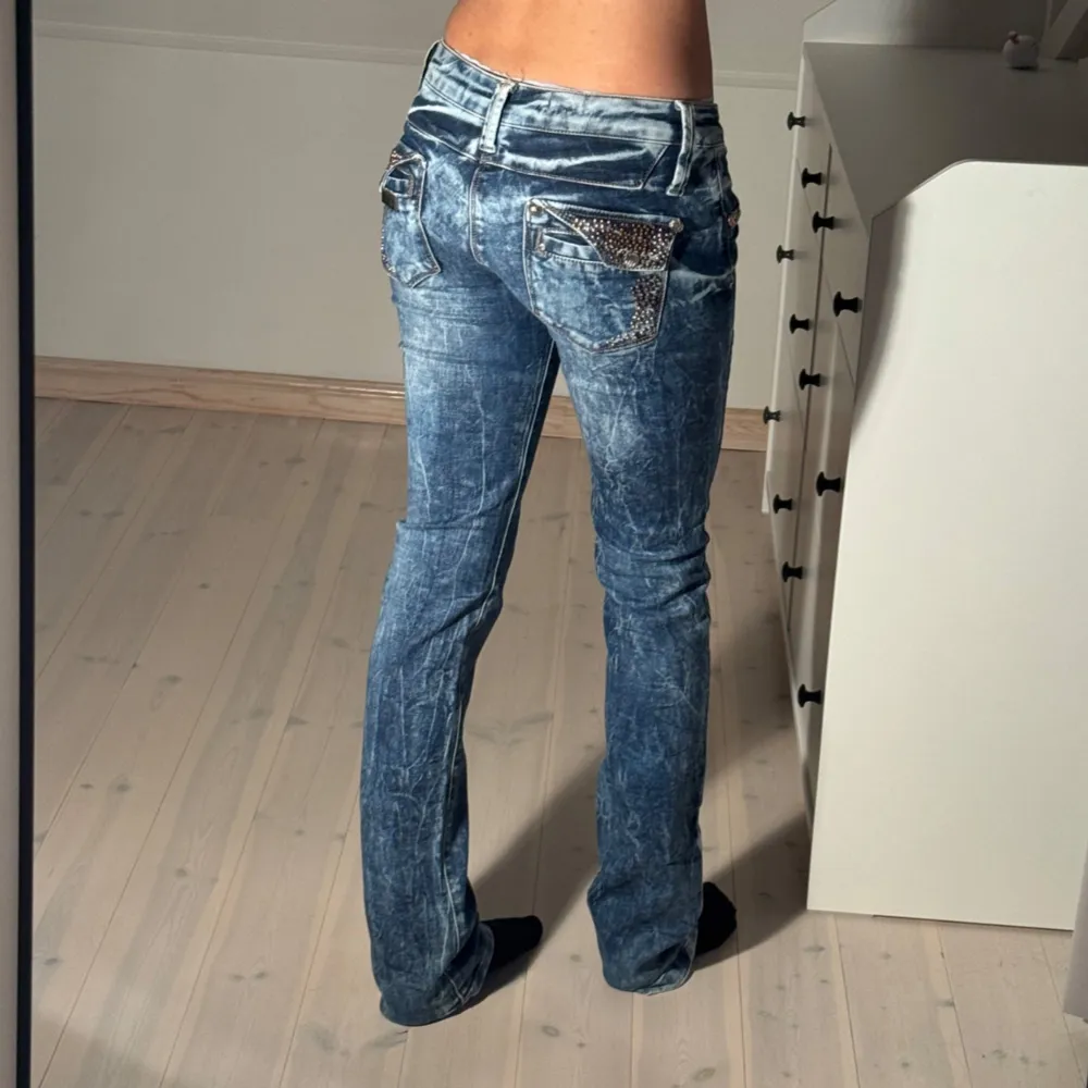 Säljer dessa sjukt unika jeans! Midjemått: 35cm Innerbenslängd: 83cm /Kolla in min profil och följ för fler unika jeans 🙌. Jeans & Byxor.