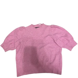 Rosa stickad tröja - Superfin rosa stickad tröja med puffiga ärmar och ribbade muddar. Perfekt för både vår och höst när du vill ha något mysigt men ändå stilrent. Passar bra till jeans eller kjol för en söt look. 💖