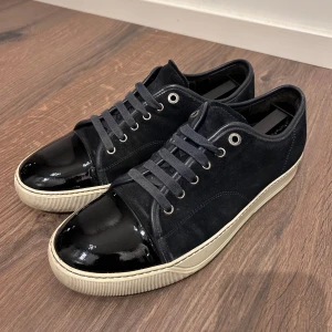Lanvin sneakers  - Navy Lanvins i väldigt bra skick, inga repor eller skador på tårna 8-9/10 skick överlag. Endast skorna, storlek 43. Nypris 5000kr mitt pris 2200kr! Bara att skriva vid frågor eller funderingar, över 80 refs finns från nöjda kunder!