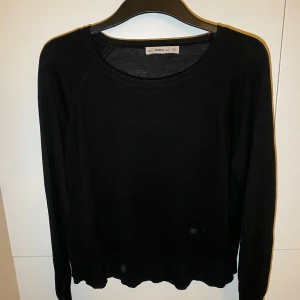 TUN STICKAD  - En svart tunn stickad tröja från ZARA. Matrial:50%viscosa 50% acrillco