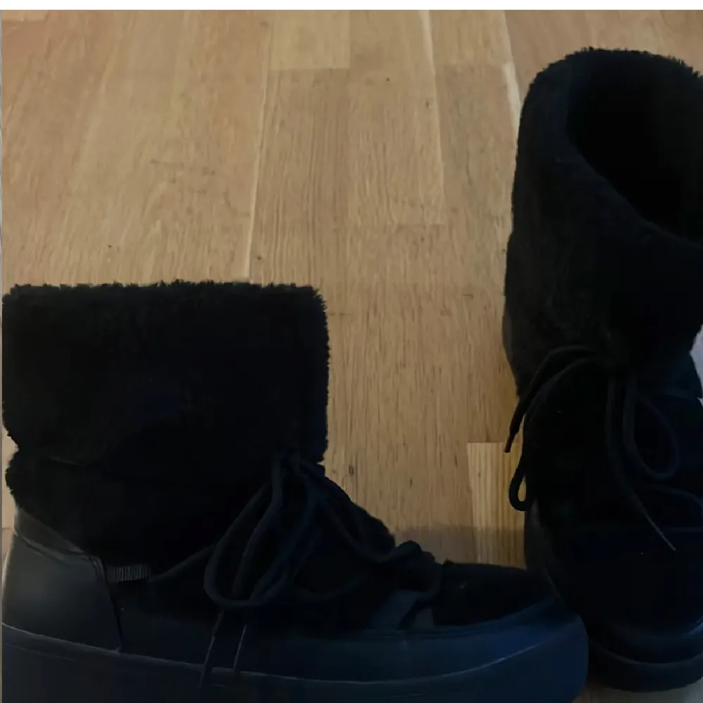 Säljer ett par svarta boots som är mysiga nu till vinern. Dem är varma och har päls. Skor.